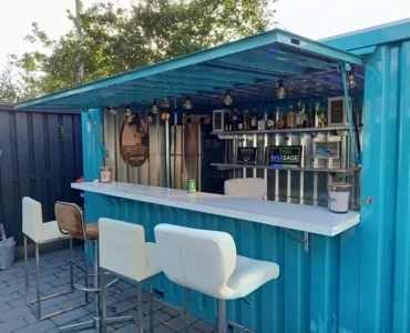 Zerlegbarer Container 8×2 m – Modern, freistehend und maßgeschneidert